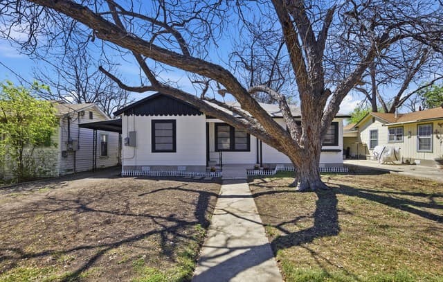 3-bedroom rental at 208 Frost in San Antonio, TX — photo 2
