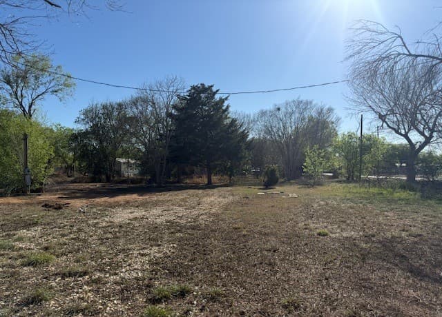 rental at 910 Chestnut in Jourdanton, TX — photo 2