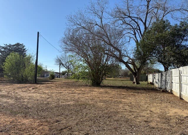 rental at 910 Chestnut in Jourdanton, TX — photo 4