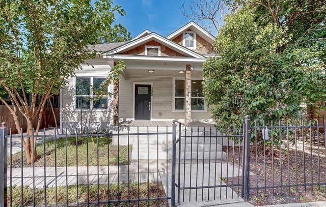 3-bedroom rental at 305 N Spruce in San Antonio, TX — photo 2