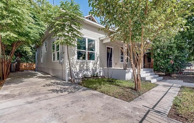 3-bedroom rental at 305 N Spruce in San Antonio, TX — photo 3