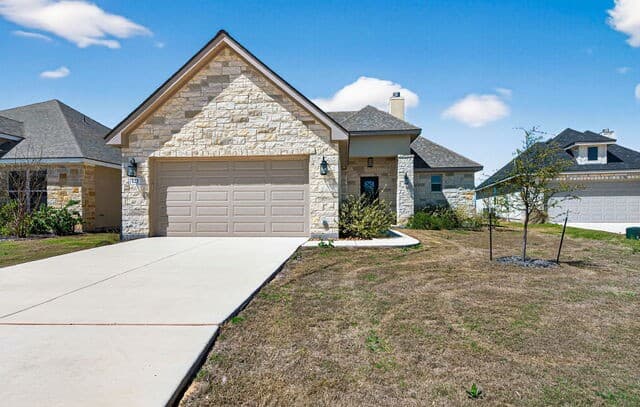 2-bedroom rental at 123 John T Court in Castroville, TX — photo 2