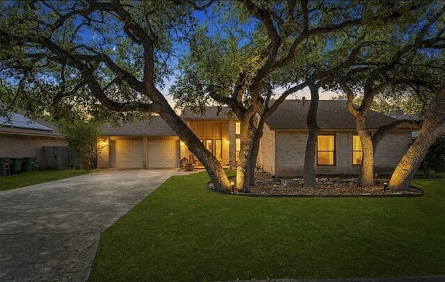 3-bedroom rental at 2422 Shadow Cliff St in San Antonio, TX — photo 2
