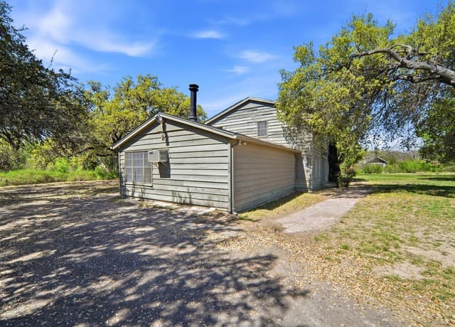 4-bedroom rental at 300 Avenue M in Hondo, TX — photo 1