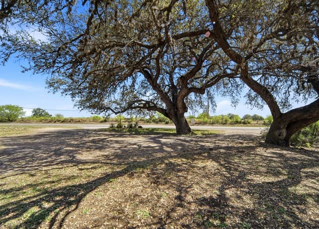 4-bedroom rental at 300 Avenue M in Hondo, TX — photo 2