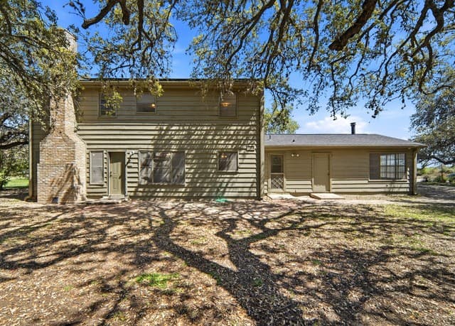 4-bedroom rental at 300 Avenue M in Hondo, TX — photo 4