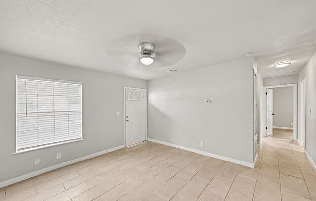 3-bedroom rental at 6034 Castle Hunt in San Antonio, TX — photo 3