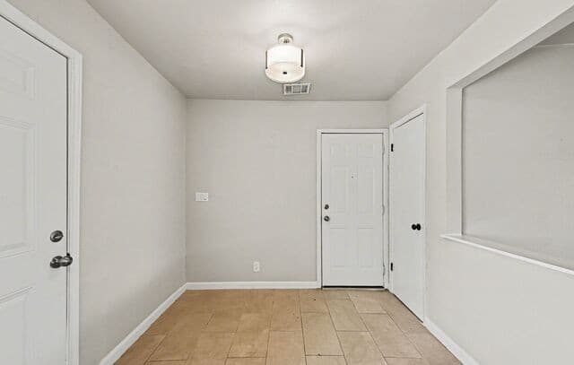 3-bedroom rental at 6034 Castle Hunt in San Antonio, TX — photo 5