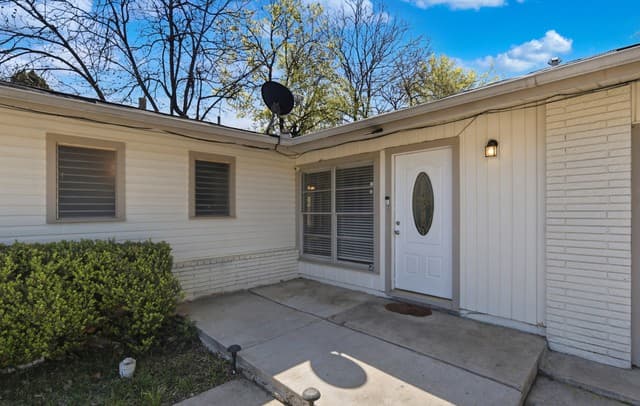 3-bedroom rental at 210 N Guilford Dr in San Antonio, TX — photo 3