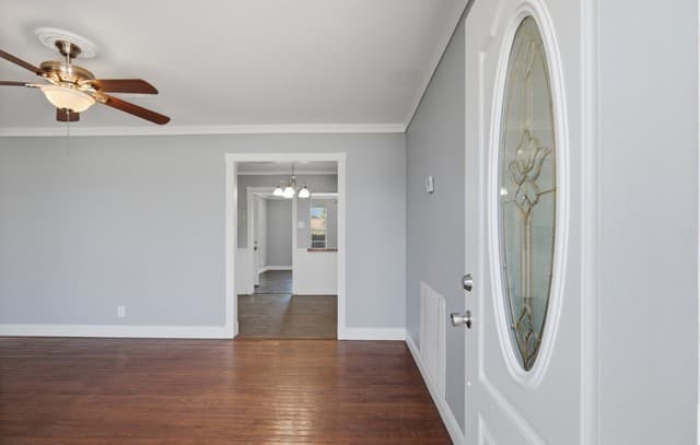 3-bedroom rental at 210 N Guilford Dr in San Antonio, TX — photo 5