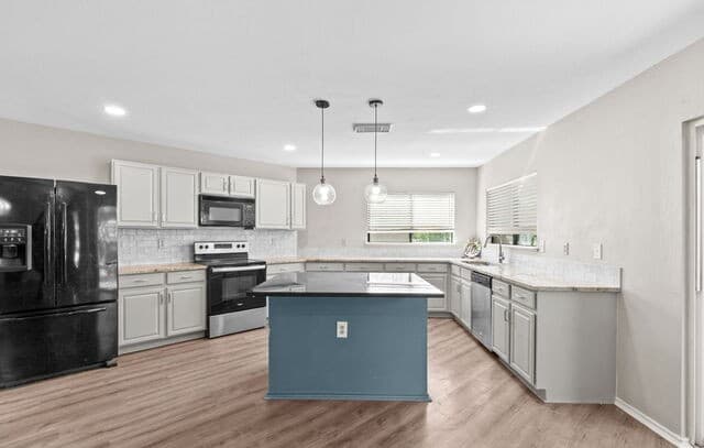 4-bedroom rental at 7051 Shadow Run in San Antonio, TX — photo 2
