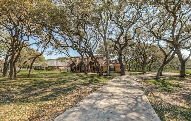6-bedroom rental at 26820 Autumn Gln in Boerne, TX — photo 2