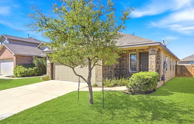 3-bedroom rental at 216 E Middle Green Loop in Floresville, TX — photo 1