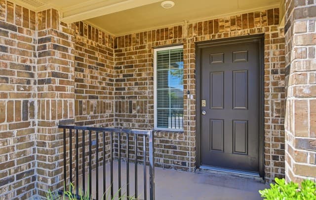 3-bedroom rental at 216 E Middle Green Loop in Floresville, TX — photo 3