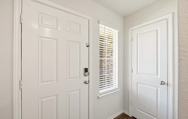3-bedroom rental at 216 E Middle Green Loop in Floresville, TX — photo 4