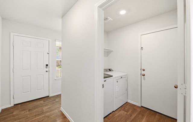 3-bedroom rental at 216 E Middle Green Loop in Floresville, TX — photo 5