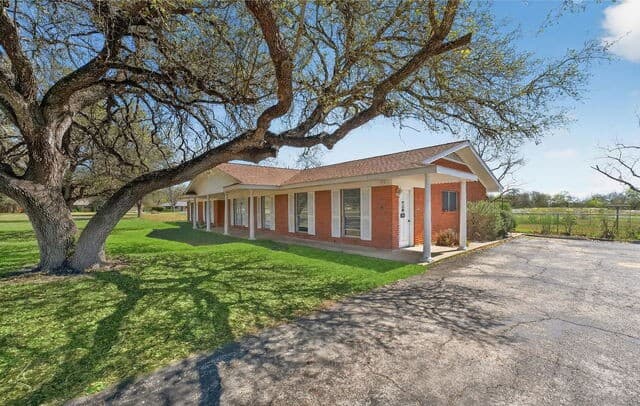 Home for sale at 514 Hospital in Floresville, TX — photo 2