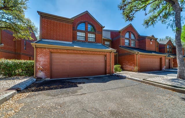 3-bedroom rental at 7930 Roanoke Run Unit 801 in San Antonio, TX — photo 3