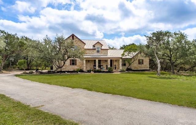 5-bedroom rental at 107 Riverwalk in Boerne, TX — photo 2
