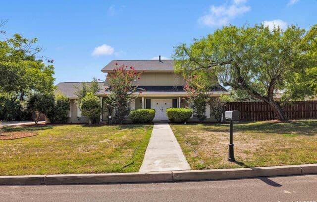 5-bedroom rental at 103 Shalimar in Castle Hills, TX — photo 1