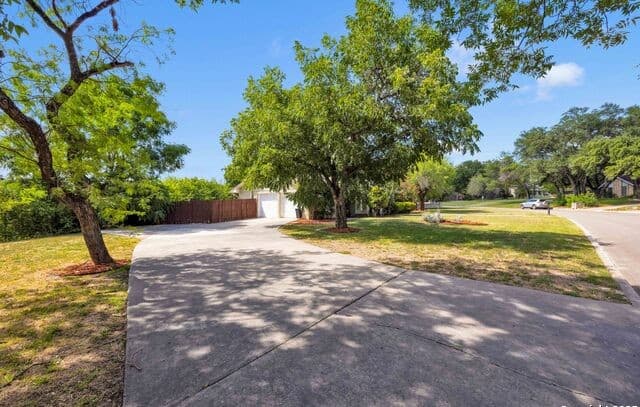 5-bedroom rental at 103 Shalimar in Castle Hills, TX — photo 2