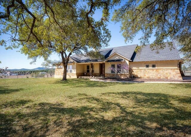 4-bedroom rental at 676 Highgate Dr in Bandera, TX — photo 2