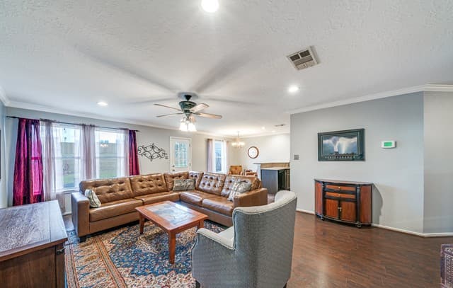 3-bedroom rental at 13127 Almond Bend in Universal City, TX — photo 5
