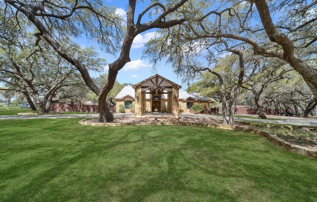 3-bedroom rental at 100 Vintage Trail Dr in La Vernia, TX — photo 1