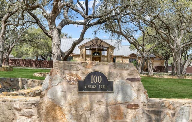3-bedroom rental at 100 Vintage Trail Dr in La Vernia, TX — photo 2