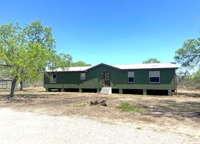 3-bedroom rental at 435 North Trail in Pleasanton, TX — photo 1
