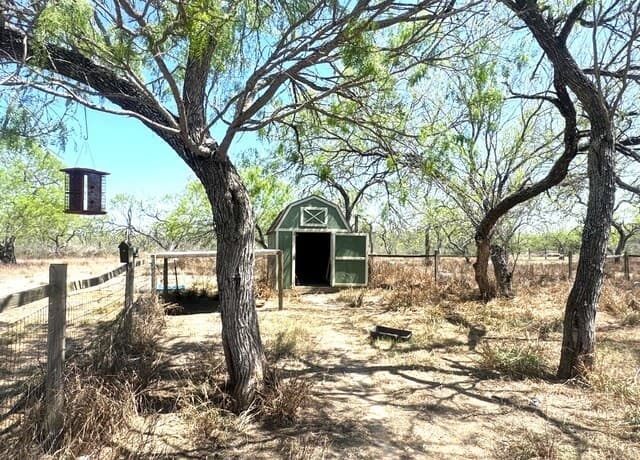 3-bedroom rental at 435 North Trail in Pleasanton, TX — photo 3