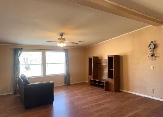 3-bedroom rental at 435 North Trail in Pleasanton, TX — photo 4