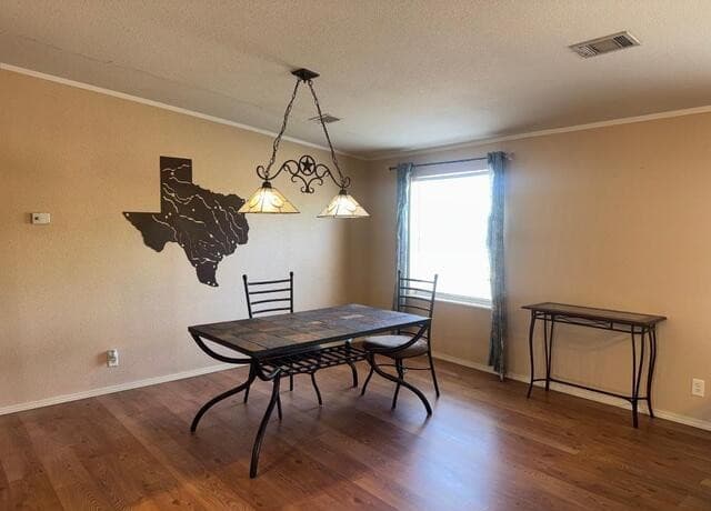3-bedroom rental at 435 North Trail in Pleasanton, TX — photo 5