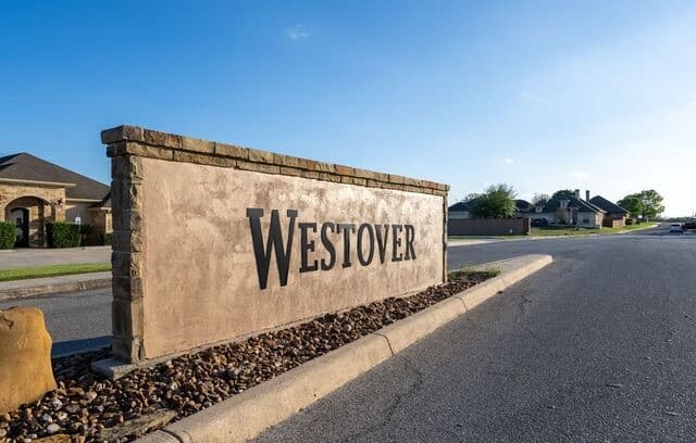 Home for sale at 104 S Elise Dr in La Vernia, TX — photo 2