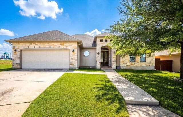 Home for sale at 104 S Elise Dr in La Vernia, TX — photo 3