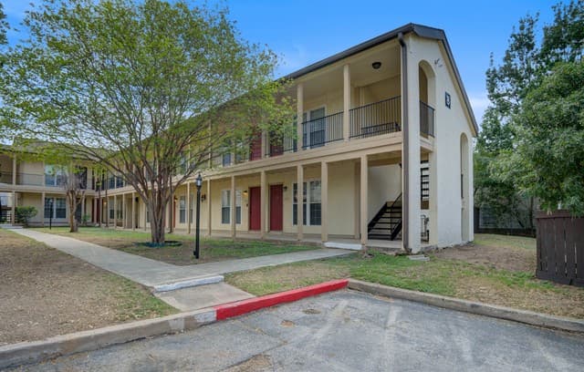 1-bedroom rental at 8702 Village Unit 814 in San Antonio, TX — photo 2