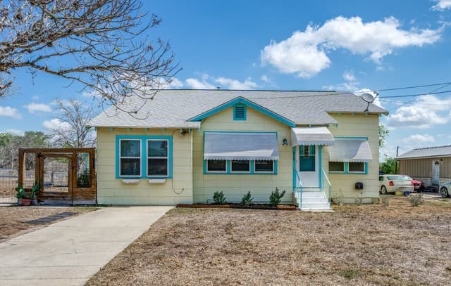 3-bedroom rental at 615 Main in Karnes City, TX — photo 1