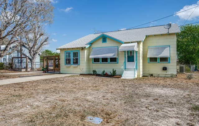 3-bedroom rental at 615 Main in Karnes City, TX — photo 2