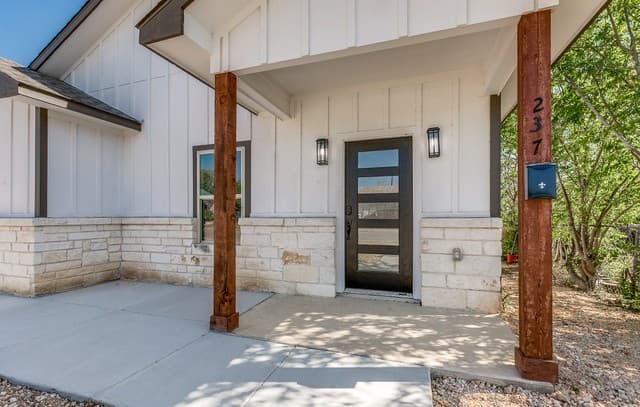 3-bedroom rental at 237 Avenue D in Poteet, TX — photo 2