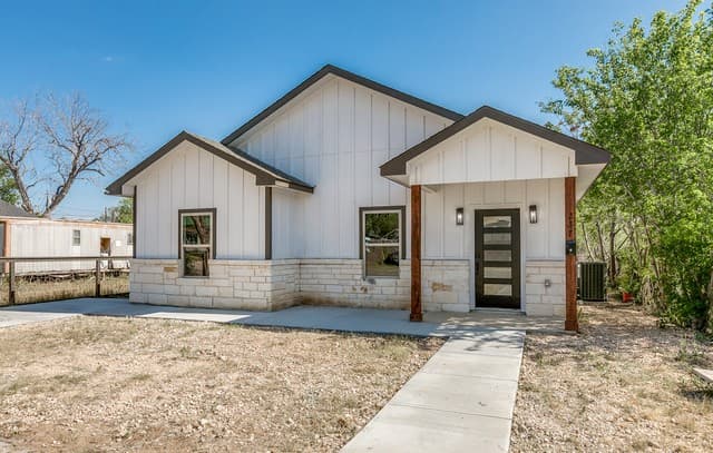 3-bedroom rental at 237 Avenue D in Poteet, TX — photo 4