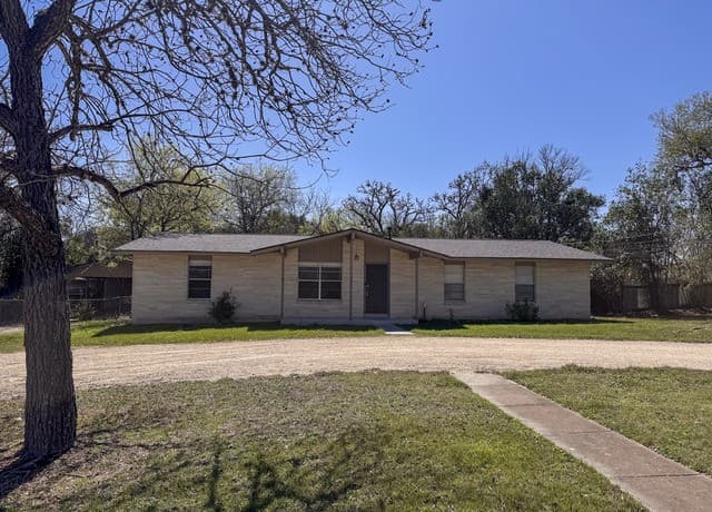 3-bedroom rental at 215 Oak Park in Boerne, TX — photo 1