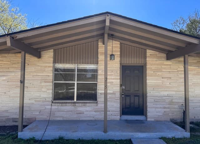 3-bedroom rental at 215 Oak Park in Boerne, TX — photo 2
