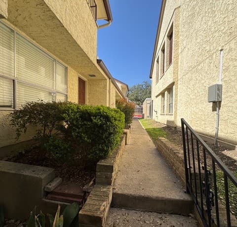 2-bedroom rental at 7123 Thrush View Unit 17 in San Antonio, TX — photo 3