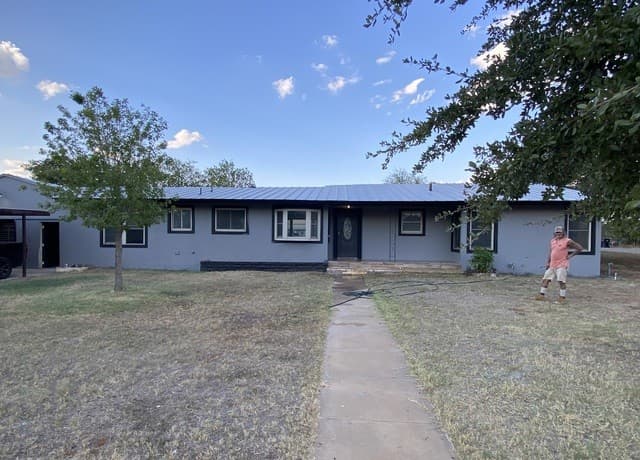 5-bedroom rental at 719 E Taft in Pearsall, TX — photo 1
