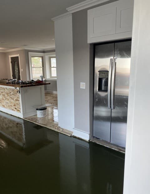 5-bedroom rental at 719 E Taft in Pearsall, TX — photo 2
