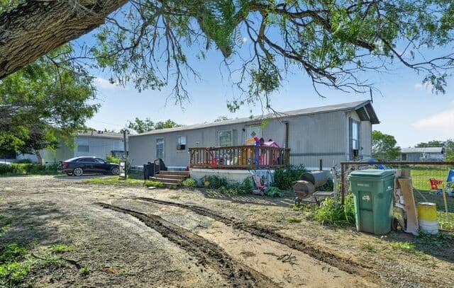 3-bedroom rental at 408 Hickory St in Jourdanton, TX — photo 3