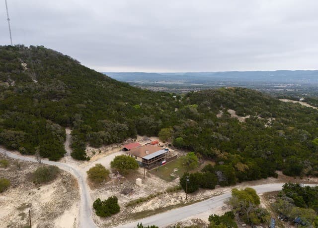 4-bedroom rental at 318 S Polly Peak in Bandera, TX — photo 2