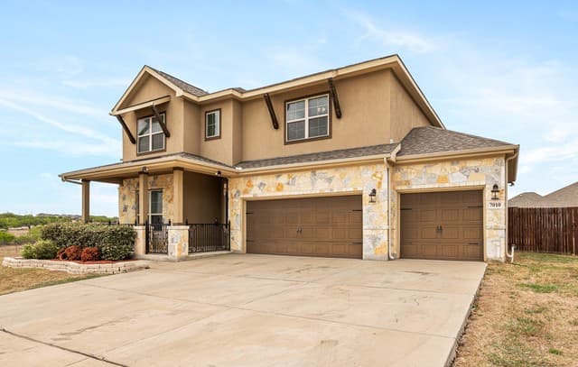 5-bedroom rental at 7010 Jalen Ct in Schertz, TX — photo 2