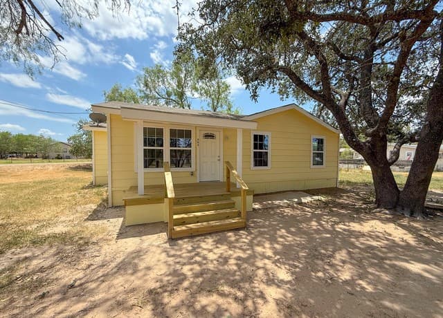 3-bedroom rental at 303 Davis in Devine, TX — photo 1