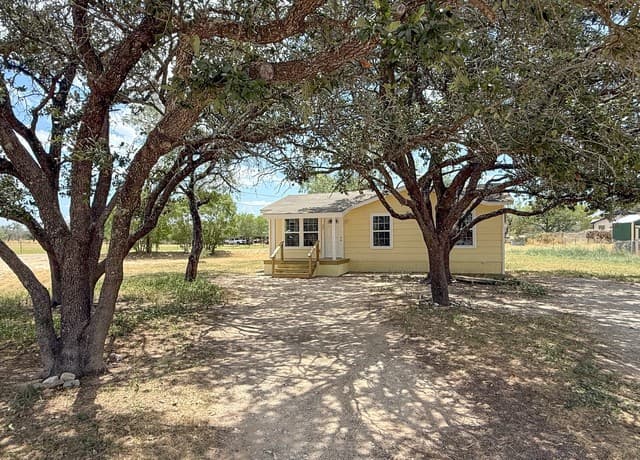 3-bedroom rental at 303 Davis in Devine, TX — photo 2